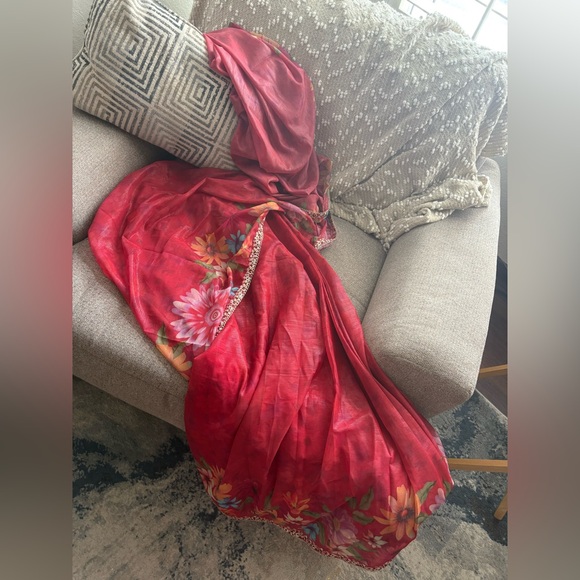 NWT Lashkaraa Elegant Red Floral Saree - Picture 14 of 16